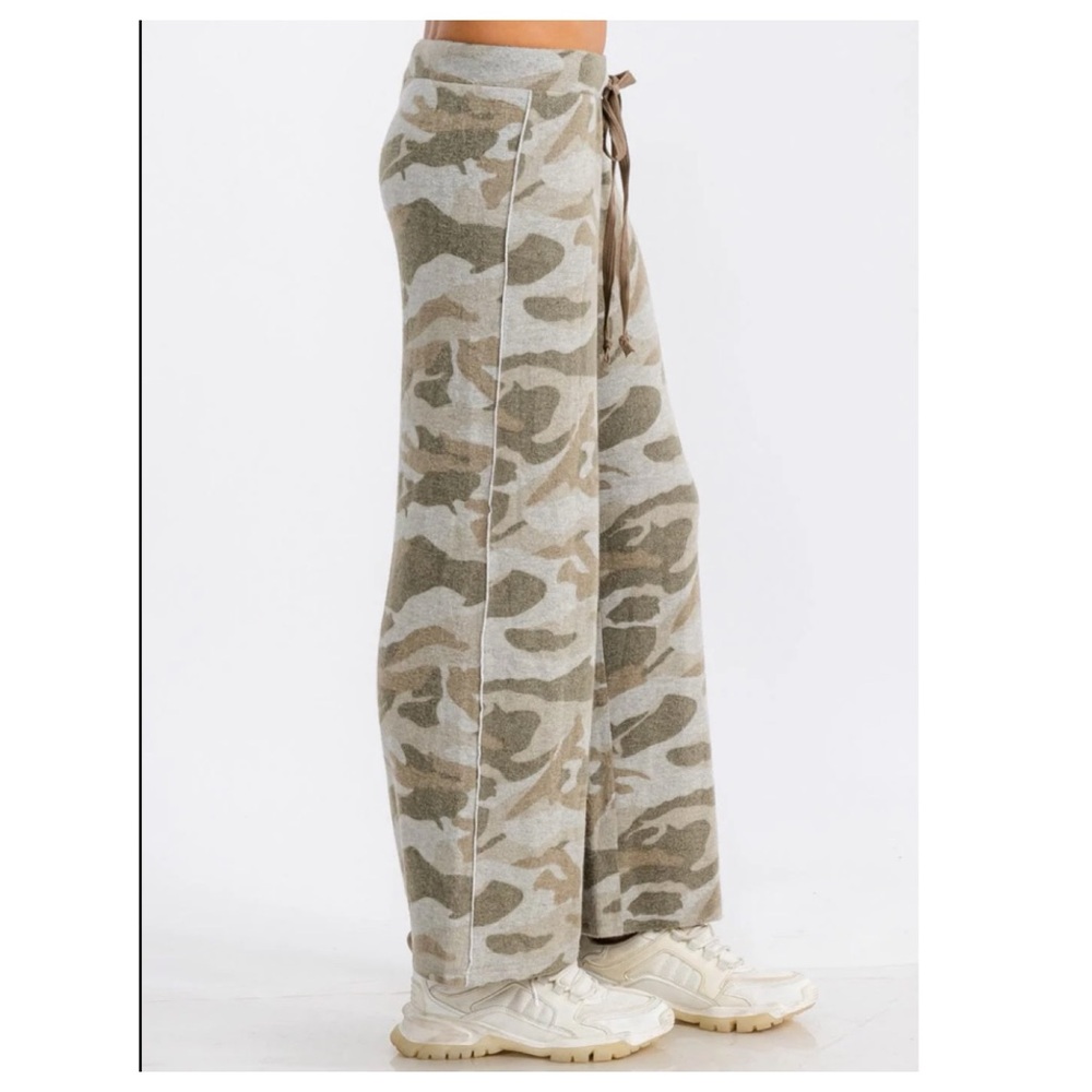 CLEARANCE $20 start 89 ELASTIC WAIST FRONT POCKET CAMO
PRINT FLEECE SWEATPANTS - Picture 3 of 5
